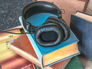 audio with books, free from Pixabay
